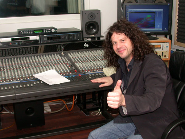 Frank Stumvoll im Regieraum seines Tonstudios. Foto: Gerd Simons