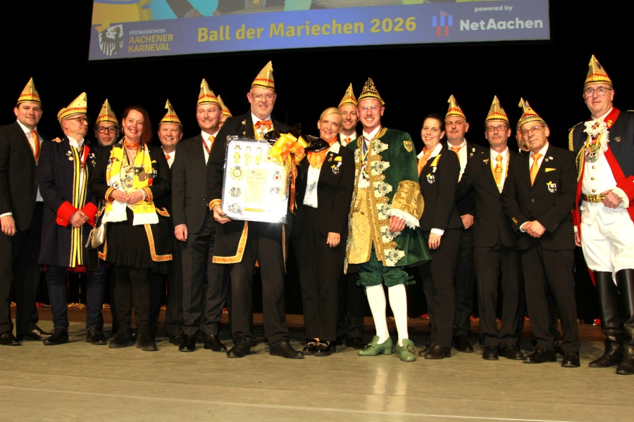 Frank Prömpeler, Mitte mit Urkunde, ist seit 11 Jahren Präsident des AAK. Foto: Gerd Simons