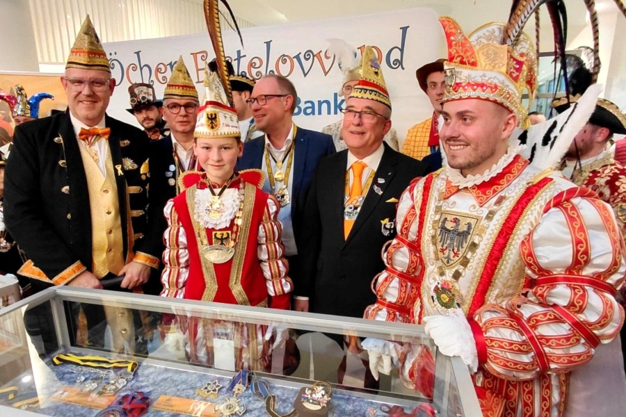 Die AAK-Ordensausstellung in der Aachener Bank wurde am Nachmittag eröffnet. Foto: Helmut Koch