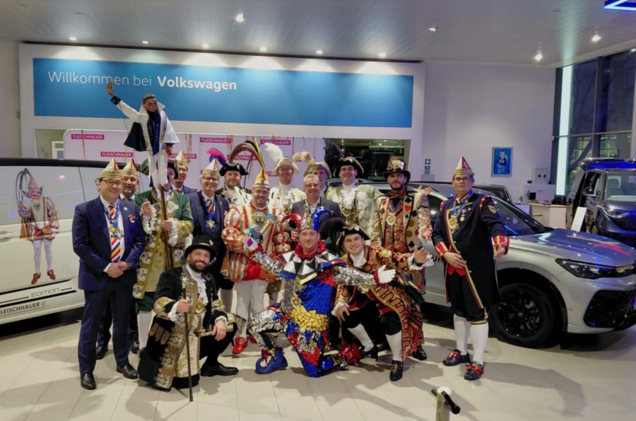 Prinz Lukas I. und Co. bei der Wagenübergabe im Volkswagen Zentrum Europaplatz Aachen. Foto: Helmut Koch