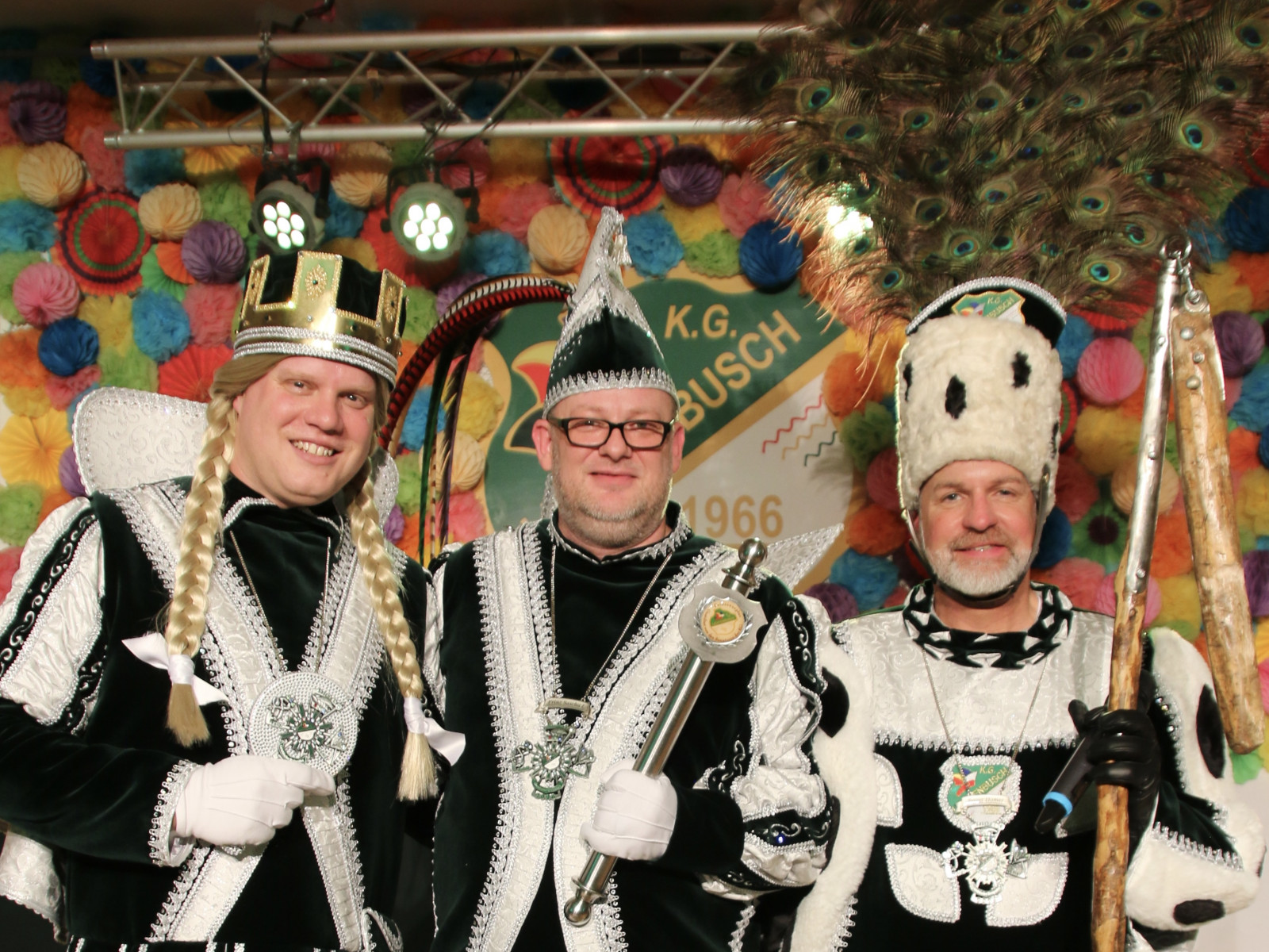 v.l.n.r.: Jungfrau Toldi, Prinz Sascha I. und Bauer Homer. Foto: Uwe Sauer