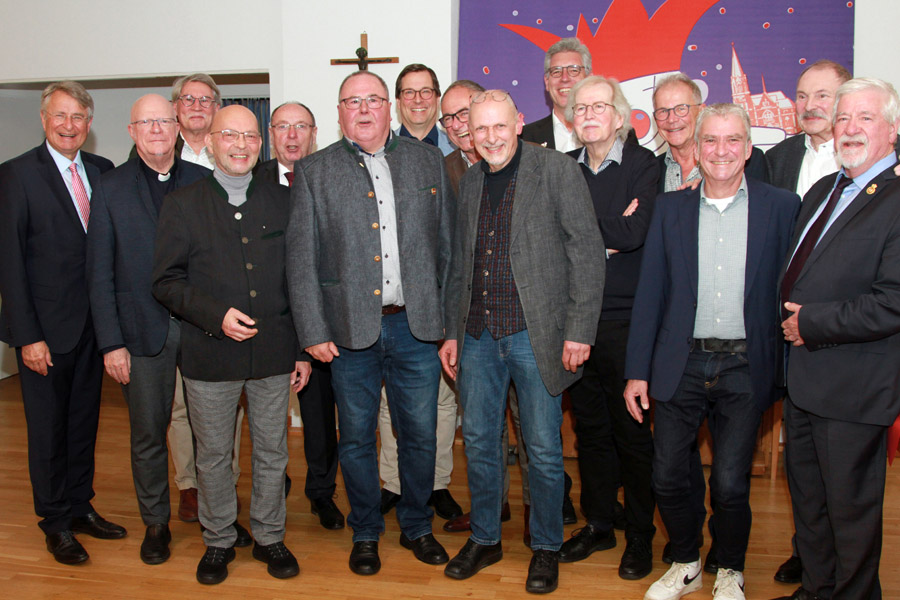 Eine Abordnung der Krüzzbrür-Ordensträger bei der Vorstellung von Dr. Walter Vennen, Ordersträger 2026. Foto: Gerd Simons