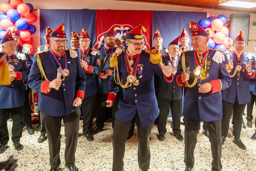 Manfred Willems (vordere Reihe rechts) wurde mit dem Goldhelm der Spritzemänner ausgezeichnet. Foto: Verein