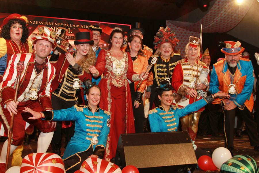 Prinzessin I. mit Ihrem Hofstaat kurz nach der Proklamation. Foto: Gerd Simons