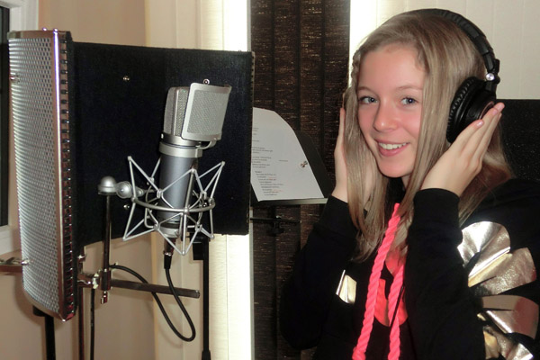 Nancy im Studio von Frank Öxler bei Gesangsaufnahmen. Foto: privat