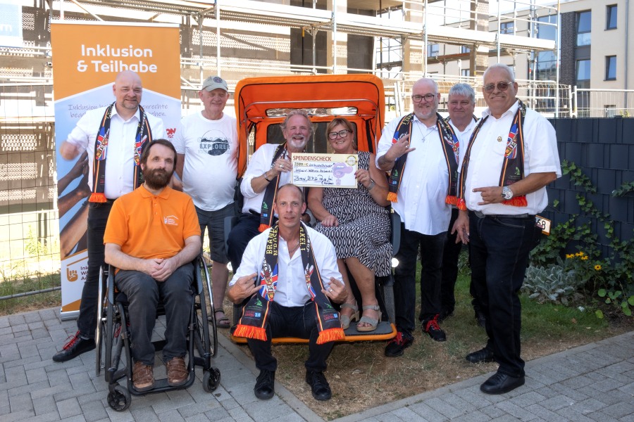 Bürgerprinz Axel I. mit einer Abordnung seine Hofstaats sowie der 1. Vorsitzende Maria Holper und ihr Vize Dennis Bando (Inklusiv Wohnen Aachen e.V.) bei der Scheckübergabe. Foto: Privat.