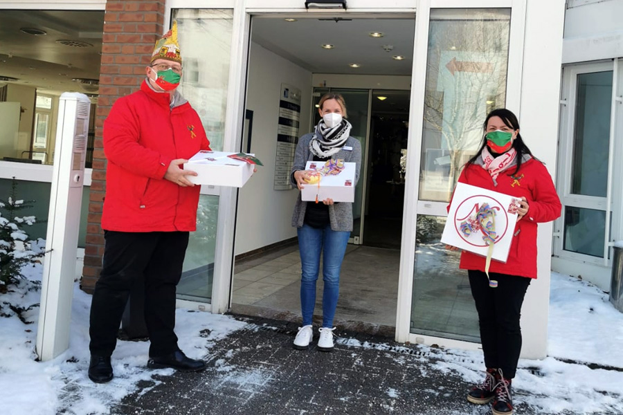 Vorstandsmitglieder der KG Eulenspiegel versüßen den Bewohnerinnen und Bewohnern des Haus Margarete mit Puffel den Fettdonnerstag. Foto: Verein