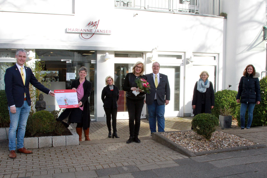 Marianne Janser (Initiatorin/Inhaberin „La Testa“ - Mitte), Daniela Jahn (stellv. Vorsitzende VKM – 2.v.l.), Frau Nowak (Leiterin KiTa Talbotzwerge – 2.v.r.), Gerda Buchkremer (Friseurin/Mitorganisatorien „La Testa“), Thorsten Mülly (Vizepräsident/Schatzmeister der KG Eulenspiegel Aachen – 1.v.l.), Nadine Arens (stellvertr. Leiterin KiTa Talbotzwerge – 1.v.r.) und Cornel Thevis (Präsident KG Eulenspiegel – 3.v.r.) - Foto: Gerd Simons