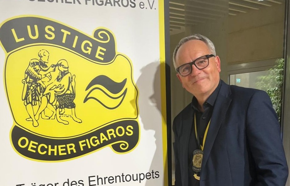 AZ-Chefredakteur Thomas Thelen wird 38. Träger des Haar-Vital Ehrentoupets. Foto: Verein.