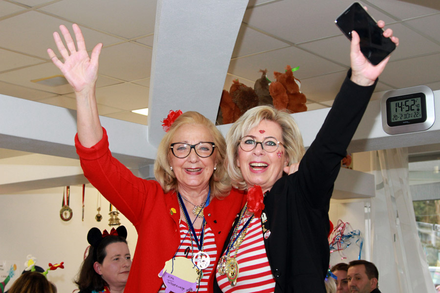 Marianne Janser (l.) und Gerda Buchkremer laden zur Benefiz-Sause am Fettdonnerstag ins La Testa, Eupener Straße. Foto: Gerd Simons