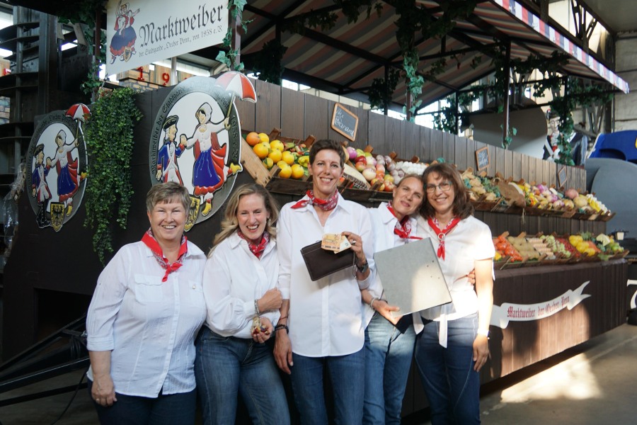 v.l.n.r.: Renate Juchems, Sylvia Ostländer (neues Obermarktweib), Martina van Boxmer (Schatzmeisterin), Yvonne Janßen (neue Geschäftsführerin) und Christa Friederichs. Foto: Marktweiber Oecher Penn.
