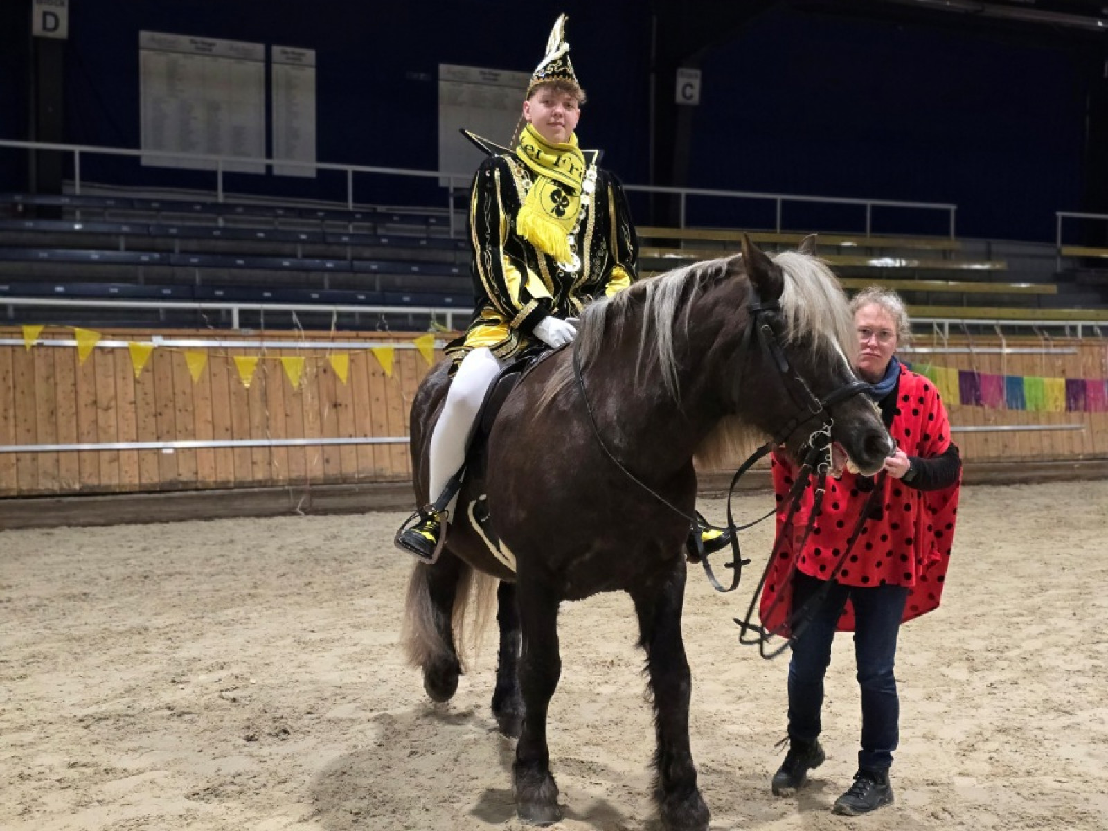 Der Hooreter Jugendprinz Mo I. hatte sichtlich Spaß beim Kostümreiten der Stadtreiter. Foto: Gerd Simons.